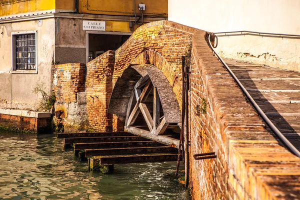 MURANO, ITALIE - 19 AOÛT 2016 : Monuments architecturaux célèbres et façades colorées de vieux bâtiments médiévaux close-up le 19 août 2016 à Murano, Italie . — Photo