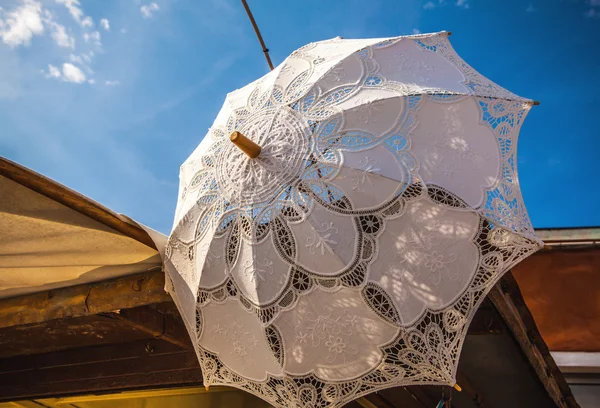 Vintage white umbrella against blue sky. — Stock Photo, Image