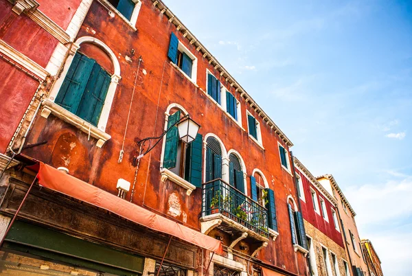 MURANO, ITALIA - 19 DE AGOSTO DE 2016: Famosos monumentos arquitectónicos y fachadas coloridas de edificios medievales antiguos de cerca el 19 de agosto de 2016 en Murano, Italia . — Foto de Stock