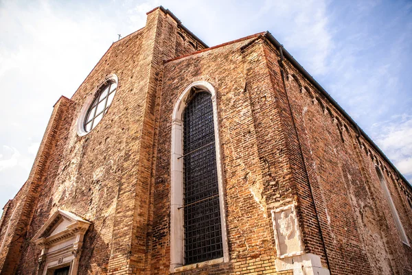 Murano, Italien - 19 augusti 2016: Berömda arkitektoniska monument och färgglada fasader av gamla medeltida byggnader närbild på 19 augusti 2016 i Murano, Italien. — Stockfoto