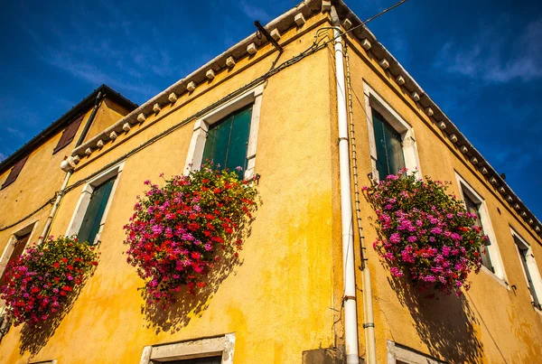 MURANO, ITALIE - 19 AOÛT 2016 : Monuments architecturaux célèbres et façades colorées de vieux bâtiments médiévaux close-up le 19 août 2016 à Murano, Italie . — Photo