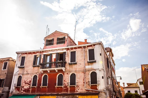 MURANO, ITALIA - 19 DE AGOSTO DE 2016: Famosos monumentos arquitectónicos y fachadas coloridas de edificios medievales antiguos de cerca el 19 de agosto de 2016 en Murano, Italia . —  Fotos de Stock