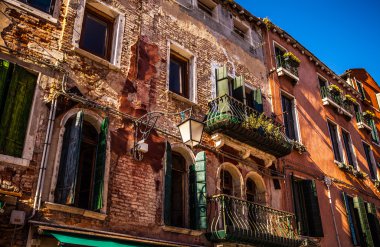 Venice, İtalya - 19 Ağustos 2016: Ünlü mimari anıtları ve renkli cephe eski ortaçağ binaları yakın çekim 19 Ağustos 2016 Venedik, İtalya.