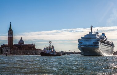 Venice, İtalya - 17 Ağustos 2016: Cruise gemisiyle 17 Ağustos 2016 Grand Canal'da Venedik, İtalya. 