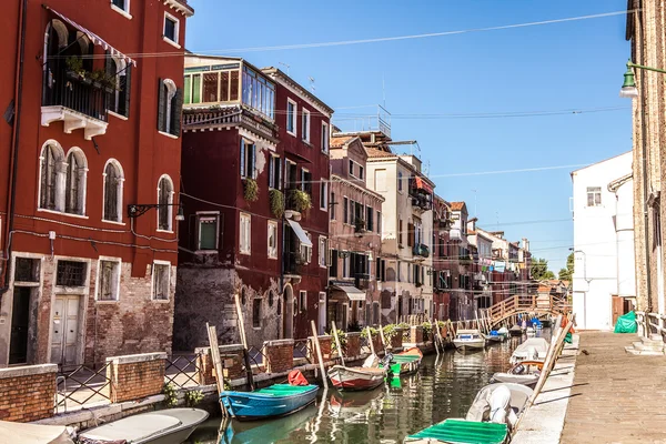 MURANO, ITALY - AUGUST 19, 2016: Famous architectural monuments and colorful facades of old medieval buildings close-up on August 19, 2016 in Murano, Italy. — Stock Photo, Image