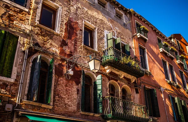Venice, İtalya - 19 Ağustos 2016: Ünlü mimari anıtları ve renkli cephe eski ortaçağ binaları yakın çekim 19 Ağustos 2016 Venedik, İtalya. — Stok fotoğraf