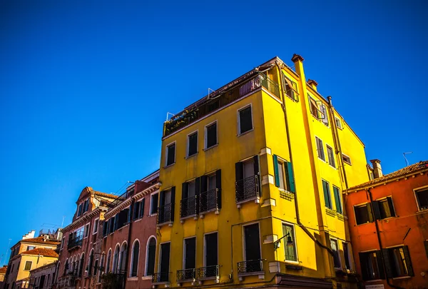 Venice, İtalya - 19 Ağustos 2016: Ünlü mimari anıtları ve renkli cephe eski ortaçağ binaları yakın çekim 19 Ağustos 2016 Venedik, İtalya. — Stok fotoğraf
