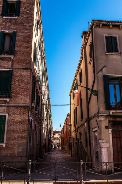 威尼斯，意大利-2016 年 8 月 19 日︰ 著名文化古迹和多彩外墙的老中世纪建筑特写在 2016 年 8 月 19 日在威尼斯，意大利. — 图库照片