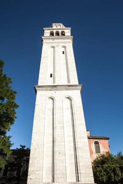 Venice, Olaszország - 2016. augusztus 19.: Híres építészeti emlékek és színes homlokzat a régi középkori épületek közelről 2016. augusztus 19., Velence, Olaszország. — Stock Fotó