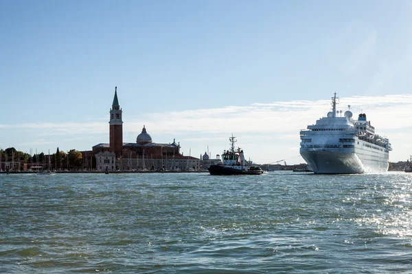 Venice, İtalya - 17 Ağustos 2016: Cruise gemisiyle 17 Ağustos 2016 Grand Canal'da Venedik, İtalya. 