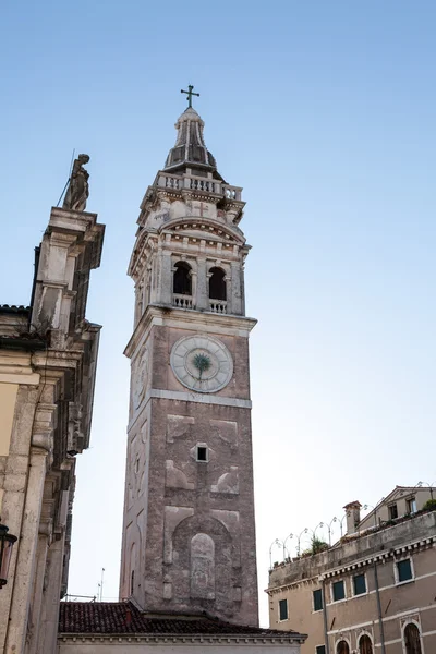 VENICE, ITALIEN - AUGUST 19, 2016: Berømte arkitektoniske monumenter og farverige facader af gamle middelalderlige bygninger close-up på August 19, 2016 i Venedig, Italien . - Stock-foto