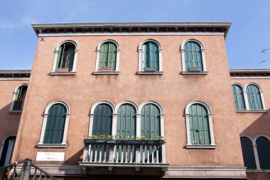 Murano, İtalya - 19 Ağustos 2016: Ünlü mimari anıtları ve 19 Ağustos 2016 Murano, İtalya için eski ortaçağ binaları yakın çekim renkli cephe.
