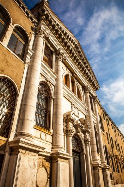 Venice, İtalya - 20 Ağustos 2016: Ünlü mimari anıtları ve cephe eski ortaçağ binaları Cannaregio Adası yakın çekim 20 Ağustos 2016 Venedik, İtalya.
