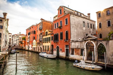 Venice, İtalya - 20 Ağustos 2016: Ünlü mimari anıtları ve cephe eski ortaçağ binaları Cannaregio Adası yakın çekim 20 Ağustos 2016 Venedik, İtalya.