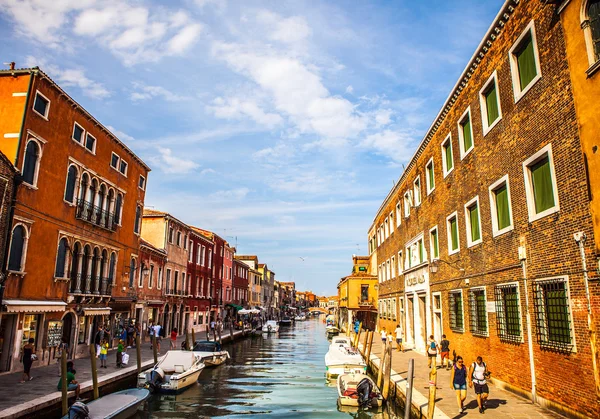 MURANO, ITALIE - 19 AOÛT 2016 : Monuments architecturaux célèbres et façades colorées de vieux bâtiments médiévaux close-up le 19 août 2016 à Murano, Italie . — Photo