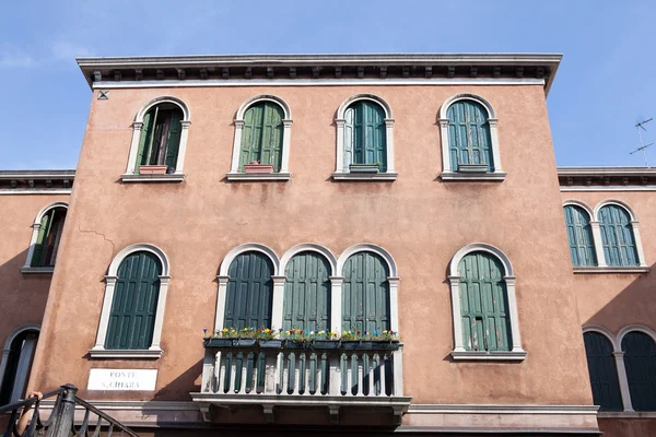 MURANO, ITALIA - 19 DE AGOSTO DE 2016: Famosos monumentos arquitectónicos y fachadas coloridas de edificios medievales antiguos de cerca el 19 de agosto de 2016 en Murano, Italia . —  Fotos de Stock