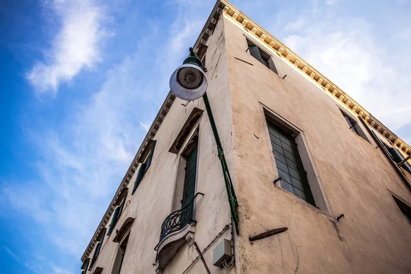 MURANO, ITALIE - 19 AOÛT 2016 : Monuments architecturaux célèbres et façades colorées de vieux bâtiments médiévaux close-up le 19 août 2016 à Murano, Italie . — Photo
