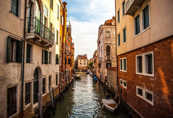 MURANO, ITALIE - 19 AOÛT 2016 : Célèbre objet d'art traditionnel en verre dans la vieille ville de Murano île close-up le 19 août 2016 à Murano, Italie . — Photo