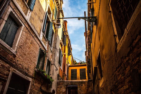 VENICE, ITÁLIA - AGOSTO 20, 2016: Famosos monumentos arquitetônicos e fachadas de antigos edifícios medievais Cannaregio ilha close-up em agosto 20, 2016 em Veneza, Itália . — Fotografia de Stock
