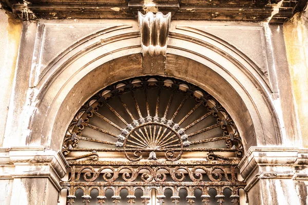 VENECIA, ITALIA - 20 DE AGOSTO DE 2016: Famosos monumentos arquitectónicos y fachadas de edificios medievales antiguos Isla de Cannaregio de cerca el 20 de agosto de 2016 en Venecia, Italia . —  Fotos de Stock