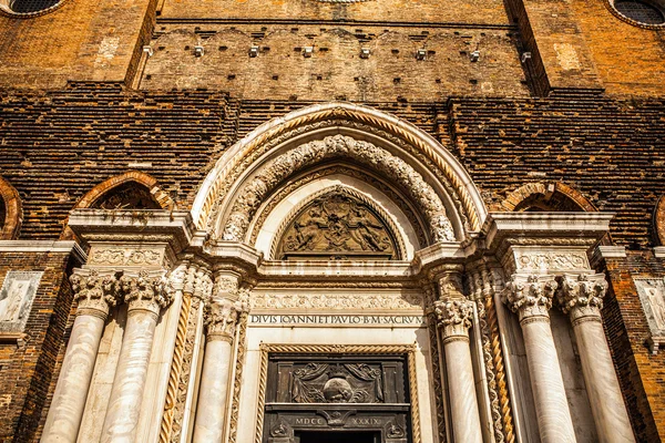 VENICE, ITÁLIA - AGOSTO 20, 2016: Famosos monumentos arquitetônicos e fachadas de antigos edifícios medievais Cannaregio ilha close-up em agosto 20, 2016 em Veneza, Itália . — Fotografia de Stock