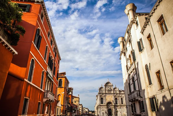 Wenecja, Włochy - 20 sierpnia 2016: Słynne zabytki architektury i elewacje starych średniowiecznych budynków Cannaregio wyspa zbliżenie na 20 sierpnia 2016 w Wenecja, Włochy. — Zdjęcie stockowe