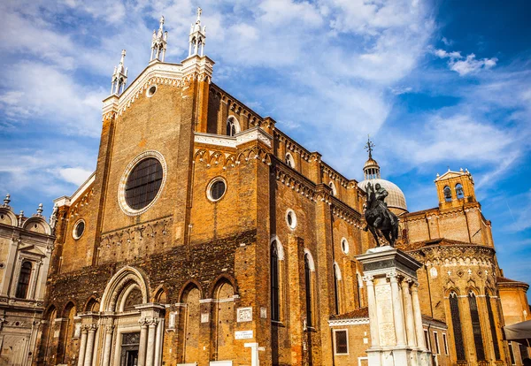 VENICE, ITALIEN - AUGUST 20, 2016: Berømte arkitektoniske monumenter og facader af gamle middelalderlige bygninger Cannaregio ø close-up på August 20, 2016 i Venedig, Italien . - Stock-foto