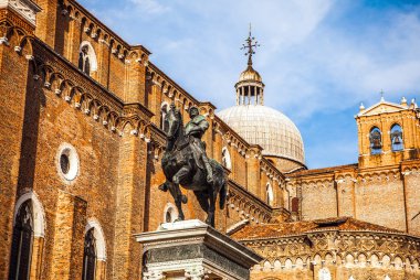 Venice, İtalya - 20 Ağustos 2016: Ünlü mimari anıtları ve cephe eski ortaçağ binaları Cannaregio Adası yakın çekim 20 Ağustos 2016 Venedik, İtalya.