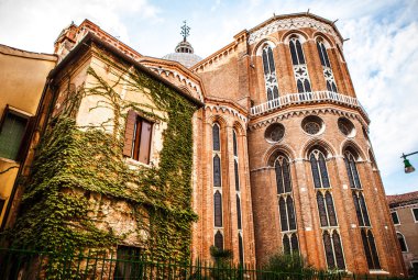Venice, İtalya - 20 Ağustos 2016: Ünlü mimari anıtları ve cephe eski ortaçağ binaları Cannaregio Adası yakın çekim 20 Ağustos 2016 Venedik, İtalya.