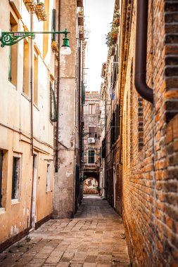 Venice, İtalya - 20 Ağustos 2016: Ünlü mimari anıtları ve cephe eski ortaçağ binaları Cannaregio Adası yakın çekim 20 Ağustos 2016 Venedik, İtalya.