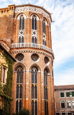 Venice, İtalya - 20 Ağustos 2016: Ünlü mimari anıtları ve cephe eski ortaçağ binaları Cannaregio Adası yakın çekim 20 Ağustos 2016 Venedik, İtalya.