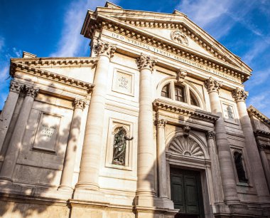 Venice, İtalya - 20 Ağustos 2016: Ünlü mimari anıtları ve cephe eski ortaçağ binaları Cannaregio Adası yakın çekim 20 Ağustos 2016 Venedik, İtalya.
