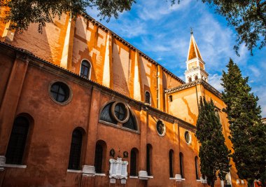 Venice, İtalya - 20 Ağustos 2016: Ünlü mimari anıtları ve cephe eski ortaçağ binaları Cannaregio Adası yakın çekim 20 Ağustos 2016 Venedik, İtalya.