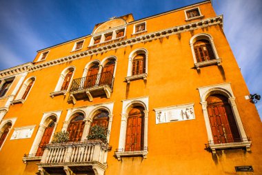 VENICE, İtalya - 20 Ağustos 2016: 20 Ağustos 2016 'da Venedik, İtalya' da eski ortaçağ binalarının ünlü mimari anıtları ve renkli cepheleri.