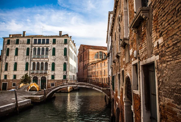 VENECIA, ITALIA - 20 DE AGOSTO DE 2016: Famosos monumentos arquitectónicos y fachadas de edificios medievales antiguos Isla de Cannaregio de cerca el 20 de agosto de 2016 en Venecia, Italia . — Foto de Stock