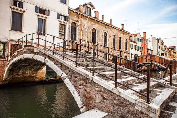 VENISE, ITALIE - 20 AOÛT 2016 : Monuments architecturaux célèbres et façades de vieux bâtiments médiévaux Cannaregio île close-up sur Août 20, 2016 à Venise, Italie . — Photo