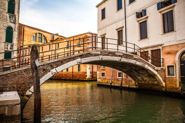 VENISE, ITALIE - 20 AOÛT 2016 : Monuments architecturaux célèbres et façades de vieux bâtiments médiévaux Cannaregio île close-up sur Août 20, 2016 à Venise, Italie . — Photo