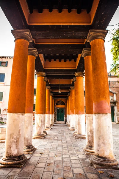 Venedig, Italien - 20. August 2016: berühmte architektonische Denkmäler und Fassaden alter mittelalterlicher Gebäude Cannaregio Island in Nahaufnahme am 20. August 2016 in Venedig, Italien. — Stockfoto