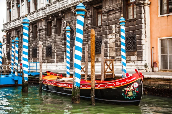 Venice, Olaszország - 2016. augusztus 20.: Hagyományos gondolák a keskeny csatorna közelről 2016. augusztus 20., Velence, Olaszország. — Stock Fotó