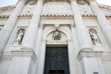 Venice, İtalya - 20 Ağustos 2016: Ünlü mimari anıtları ve cephe eski ortaçağ binaları San Giorgio Maggiore Adası yakın çekim 20 Ağustos 2016 Venedik, İtalya.