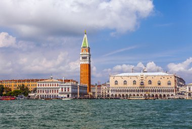 Venice, İtalya - 20 Ağustos 2016: Görünümü Grand Canal cityscape ve Venedik lagün üzerinde 20 Ağustos 2016 Venedik, İtalya'daki adalar.