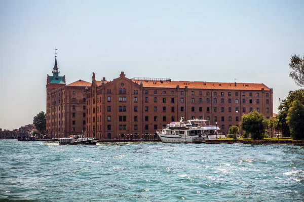 VENECIA, ITALIA - 20 DE AGOSTO DE 2016: Vista sobre el paisaje urbano del Gran Canal y las islas de la laguna veneciana el 20 de agosto de 2016 en Venecia, Italia . —  Fotos de Stock