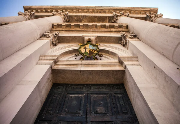 Venedig, Italien - 20. August 2016: berühmte architektonische Denkmäler und Fassaden alter mittelalterlicher Gebäude auf der Insel San Giorgio Maggiore aus nächster Nähe am 20. August 2016 in Venedig, Italien. — Stockfoto