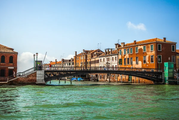 VENECIA, ITALIA - 20 DE AGOSTO DE 2016: Vista sobre el paisaje urbano del Gran Canal y las islas de la laguna veneciana el 20 de agosto de 2016 en Venecia, Italia . —  Fotos de Stock