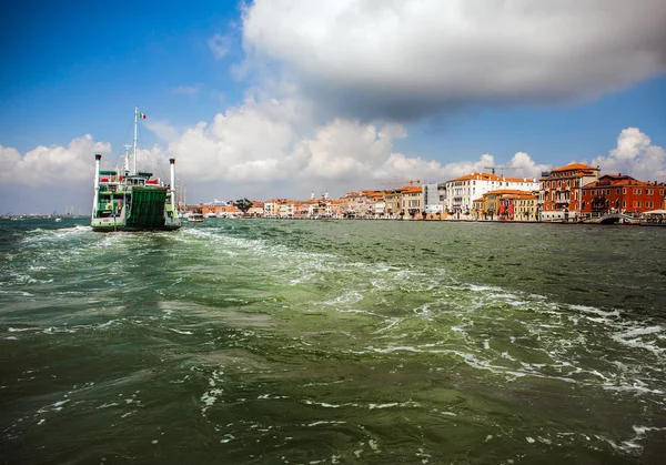 Venice, İtalya - 20 Ağustos 2016: Görünümü Grand Canal cityscape ve Venedik lagün üzerinde 20 Ağustos 2016 Venedik, İtalya'daki adalar. — Stok fotoğraf