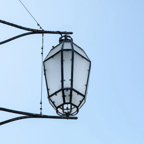 Traditionele oude Venetiaanse straat lamp close-up. — Stockfoto