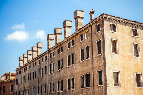 VENICE, WŁOCHY - 20 sierpnia 2016: Słynne zabytki architektury i kolorowe fasady starych średniowiecznych budynków zbliżenie 20 sierpnia 2016 w Wenecji, Włochy. — Zdjęcie stockowe
