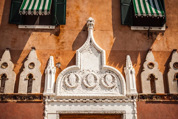 VENICE, ITALIEN - 20 augusti 2016: Berömda arkitektoniska monument och färgglada fasader av gamla medeltida byggnader närbild den 20 augusti 2016 i Venedig, Italien. — Stockfoto