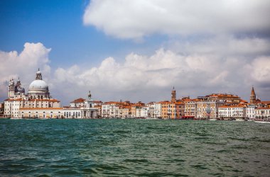 Venice, İtalya - 20 Ağustos 2016: Görünümü Grand Canal cityscape ve Venedik lagün üzerinde 20 Ağustos 2016 Venedik, İtalya'daki adalar.