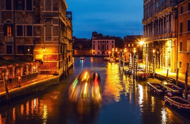 Venice, İtalya - 21 Ağustos 2016: Ünlü mimari anıtları, eski sokakları ve eski ortaçağ binaları 21 Ağustos 2016 gece zaman yakın çekim Venedik, İtalya, cephe.